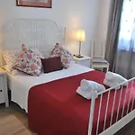 Casa Con Vista Rentals, Honeysuckle Apartment