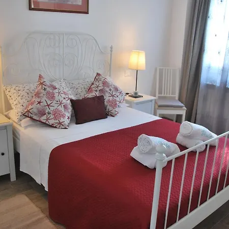 Casa Con Vista Holiday Rentals, Honeysuckle Apartment